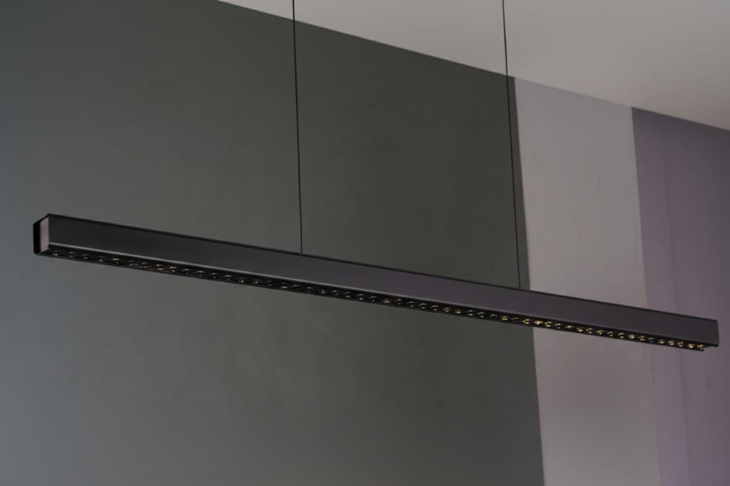 黑色極簡線性吊燈